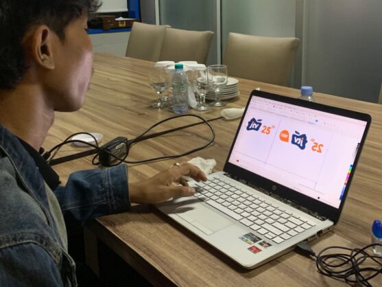 Dua mahasiswa magang ikom umsida bagian desain grafis diberi kesempatan membuat logo HUT JTV.