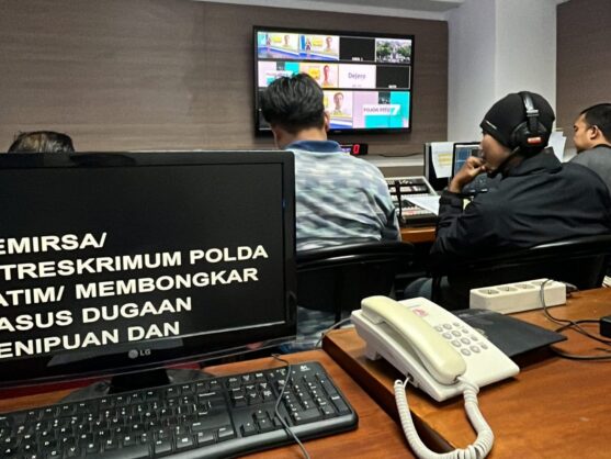 Salah satu mahasiswa magang Ikom Umsida bagian asisten produser mengoperasikan prompter